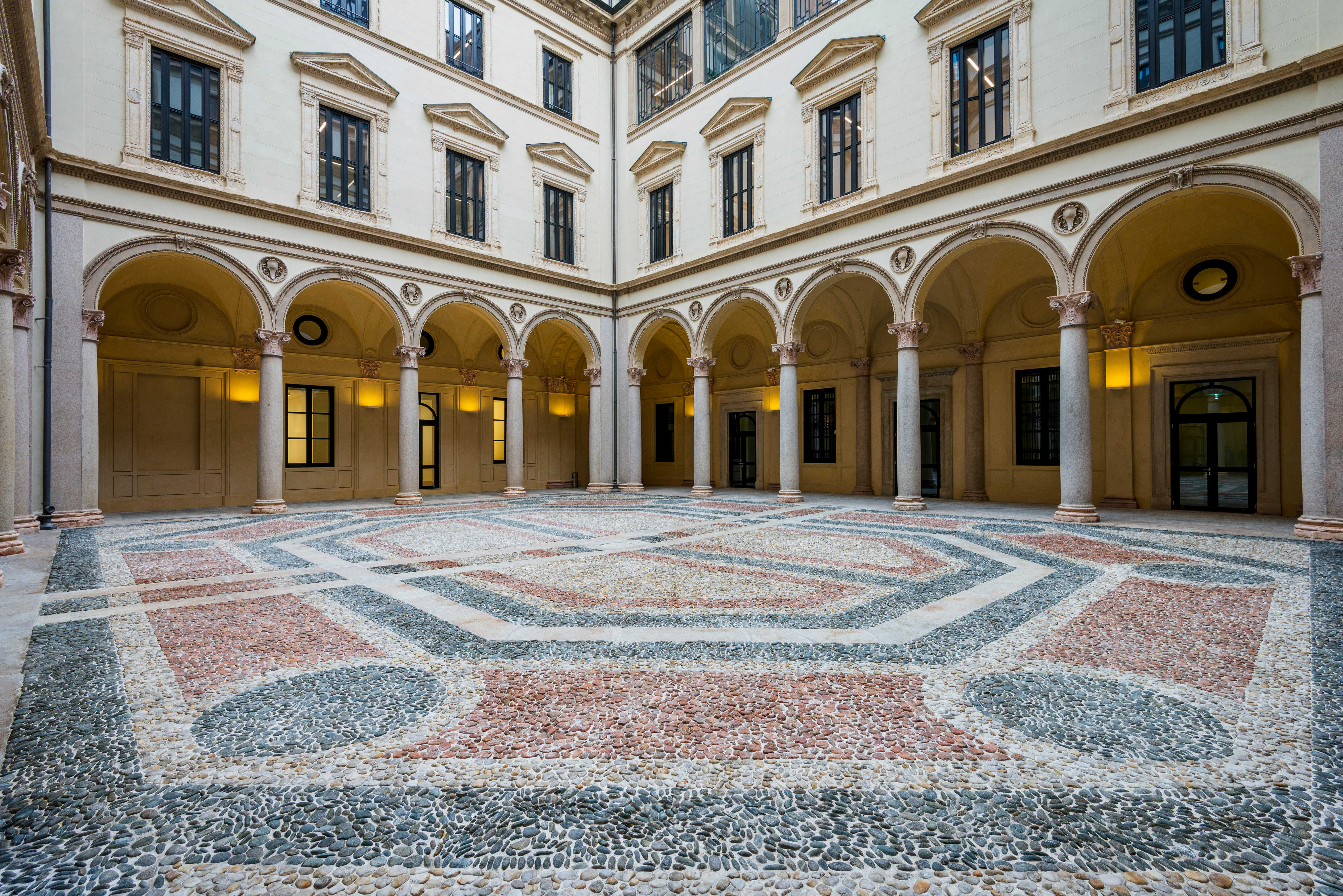 Cortile Interno Palazzo Francesco Turati Via Meravigli 7 Milano