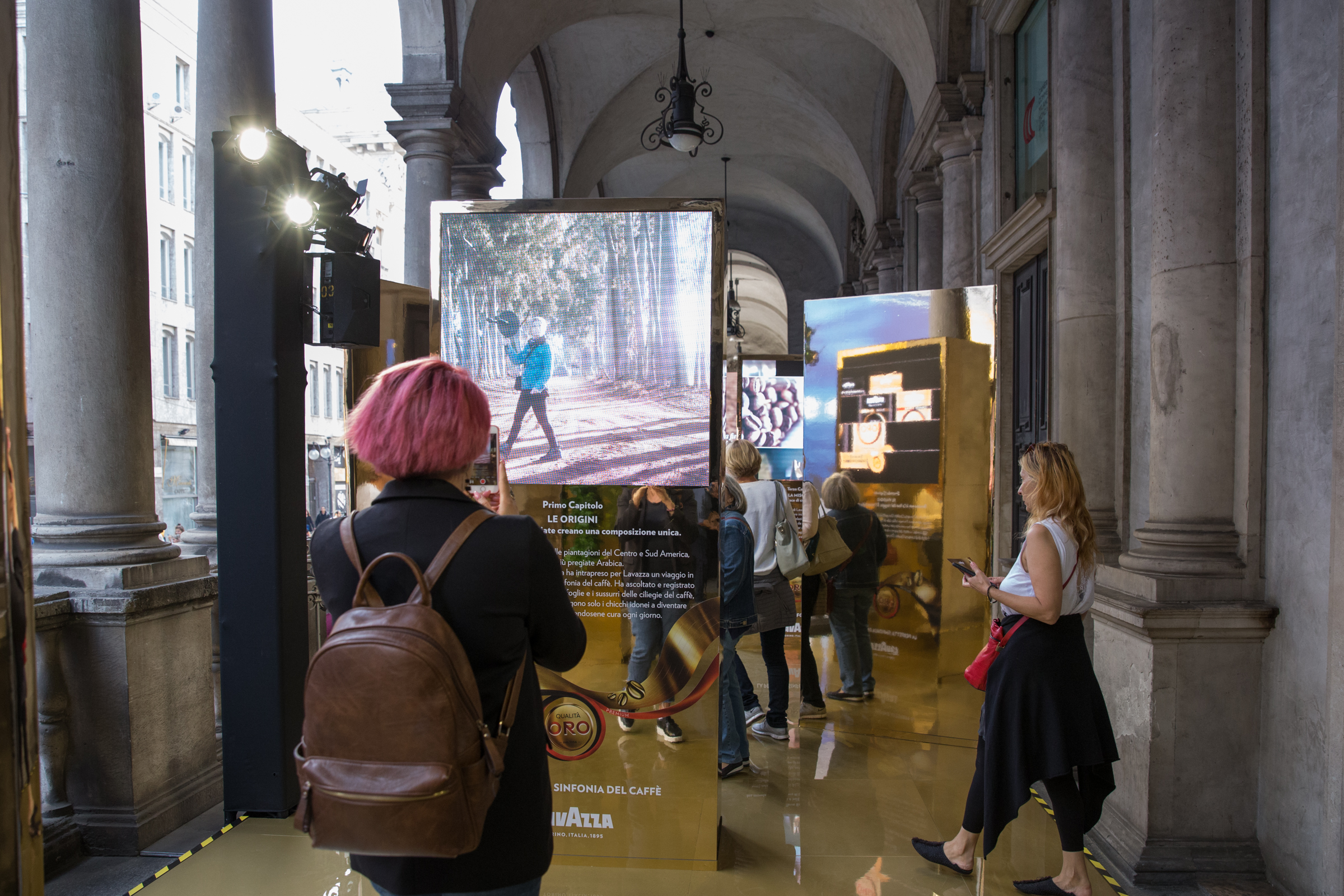 Palazzo Giureconsulti colonnato Via Mercanti